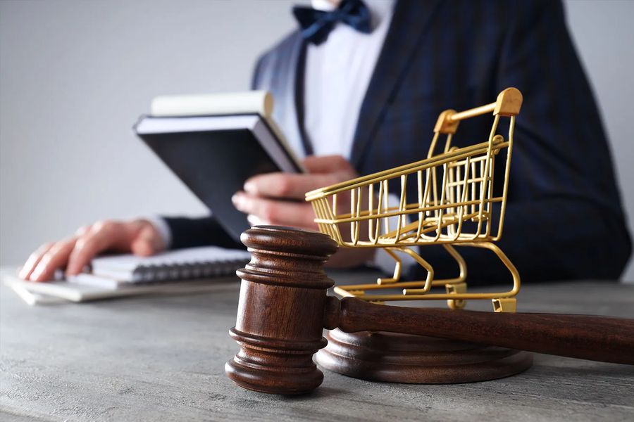 Martelo de juiz e carrinho de compras dourado